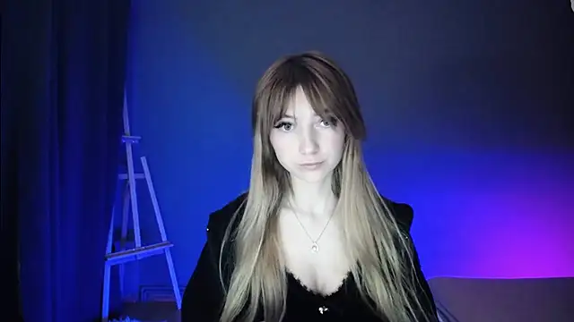 Snapshot of LuciaYoung chatting on 8, 3, 2025 LuciaYoung online show from 8, 3, 2025