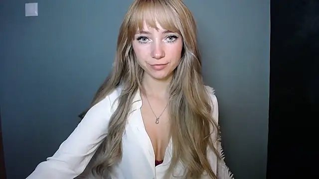 LuciaYoung online show from 28, 10, 2025