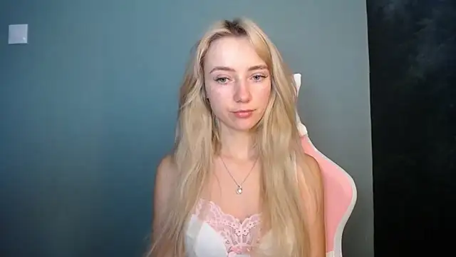 Snapshot of LuciaYoung chatting on 13, 6, 2026 LuciaYoung online show from 13, 6, 2026