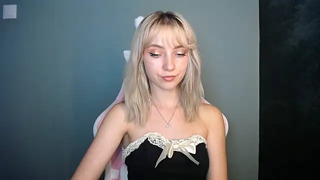 Snapshot of LuciaYoung chatting on 6, 7, 2026 LuciaYoung online show from 6, 7, 2026