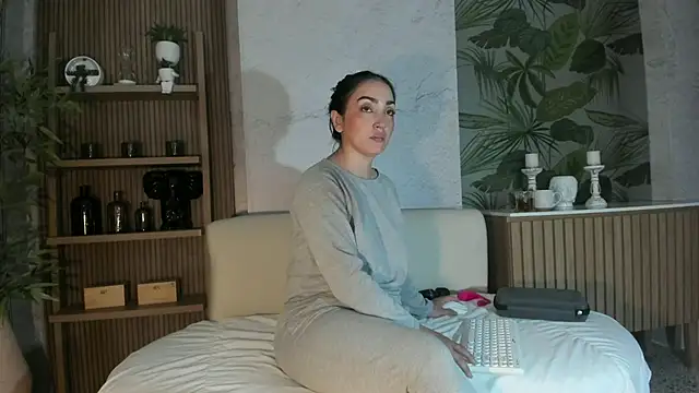 LIAH IZUMI online show from 19, 11, 2025