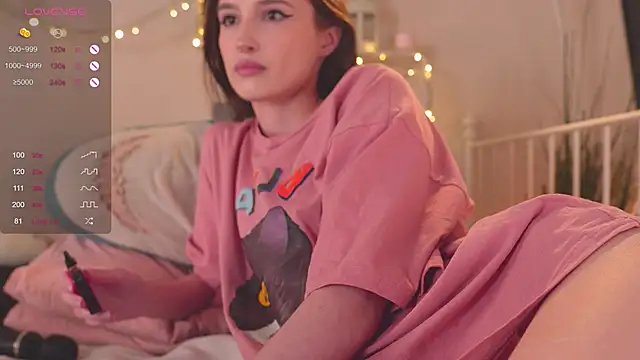 Snapshot of NeonShine chatting on 23, 12, 2024 NeonShine online show from 23, 12, 2024