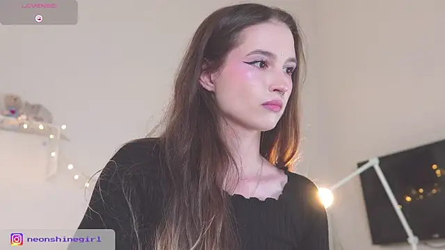 Snapshot of NeonShine chatting on 21, 9, 2025 NeonShine online show from 21, 9, 2025