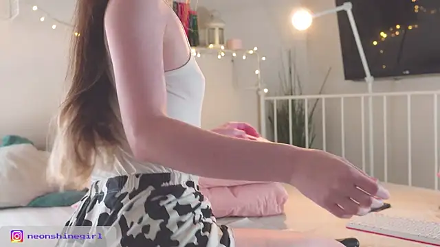 Snapshot of NeonShine chatting on 26, 11, 2025 NeonShine online show from 26, 11, 2025