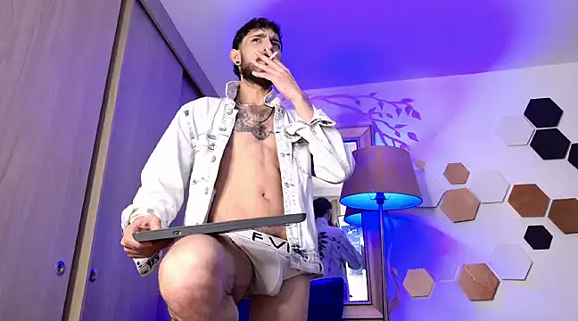 Snapshot of enzo_herrera01 chatting on 9, 3, 2025 enzo herrera01 online show from 9, 3, 2025