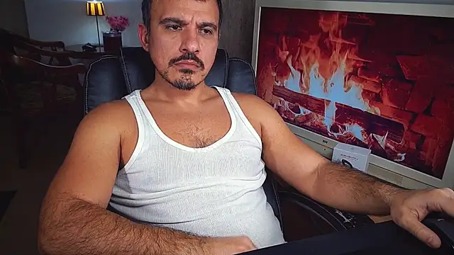 Snapshot of officeman7 chatting on 8, 12, 2024 officeman7 online show from 8, 12, 2024