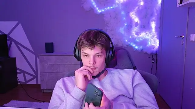 Snapshot of DENIS_HERE chatting on 19, 12, 2024 DENIS HERE online show from 19, 12, 2024