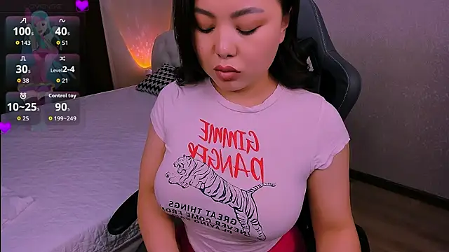 Snapshot of HinaJeen chatting on 5, 12, 2025 HinaJeen online show from 5, 12, 2025