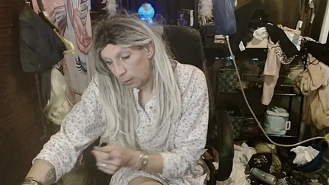 Snapshot of Ombeline1 chatting on 20, 12, 2025 Ombeline1 online show from 20, 12, 2025