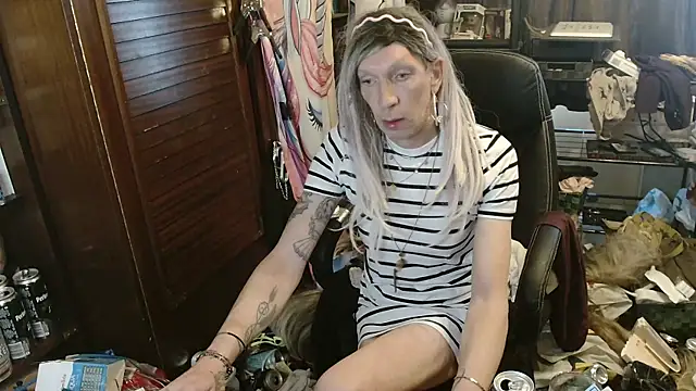 Snapshot of Ombeline1 chatting on 28, 4, 2026 Ombeline1 online show from 28, 4, 2026