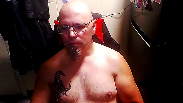 Snapshot of KrazyLegz chatting on 5, 10, 2025 KrazyLegz online show from 5, 10, 2025