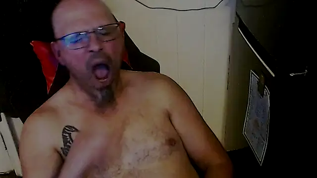 Snapshot of KrazyLegz chatting on 19, 10, 2025 KrazyLegz online show from 19, 10, 2025