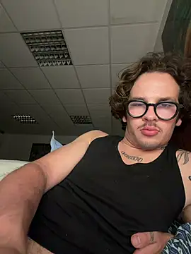 Snapshot of hardmecl chatting on 4, 7, 2026 hardmecl online show from 4, 7, 2026