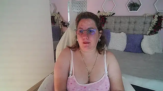 Snapshot of katie_joness_ chatting on 7, 2, 2025 katie joness online show from 7, 2, 2025