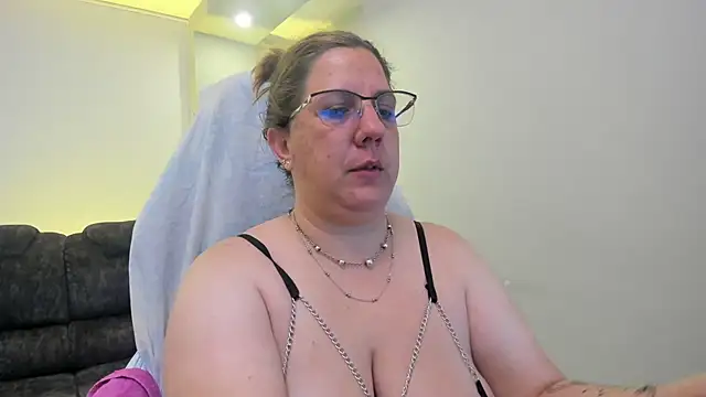 Snapshot of katie_joness_ chatting on 10, 9, 2025 katie joness online show from 10, 9, 2025