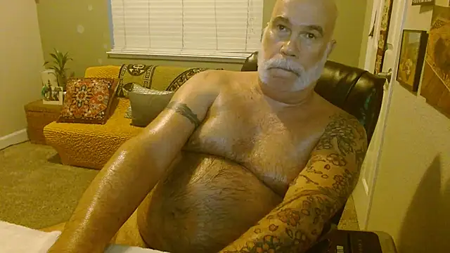 Snapshot of musclebearnips chatting on 28, 10, 2025 musclebearnips online show from 28, 10, 2025