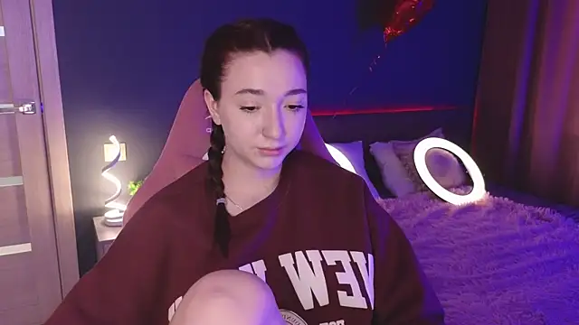 Snapshot of YasmineWest chatting on 5, 3, 2025 YasmineWest online show from 5, 3, 2025