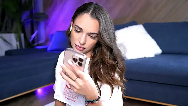 Snapshot of EsmeAinsley chatting on 14, 11, 2025 EsmeAinsley online show from 14, 11, 2025