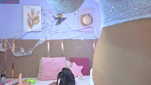 Snapshot of sarah_cruzz_ chatting on 22, 10, 2025 sarah cruzz online show from 22, 10, 2025