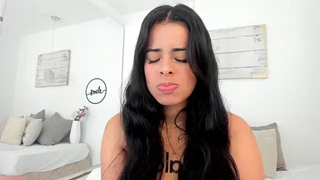 Snapshot of emma_castilloo chatting on 5, 3, 2025 emma castilloo online show from 5, 3, 2025