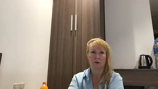 EmmaInLove23 online show from 16, 2, 2025