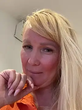 EmmaInLove23 online show from 18, 2, 2025