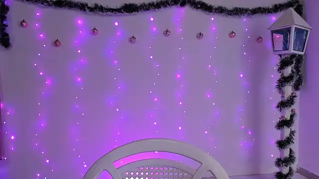 Snapshot of cute_roxana_ chatting on 28, 12, 2024 cute roxana online show from 28, 12, 2024