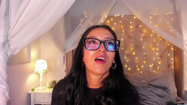 kira moon   online show from 9, 3, 2025