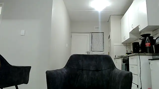 Snapshot of officialkhakes_za chatting on 5, 1, 2025 officialkhakes za online show from 5, 1, 2025