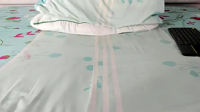 Snapshot of maybelline69 chatting on 8, 11, 2025 maybelline69 online show from 8, 11, 2025