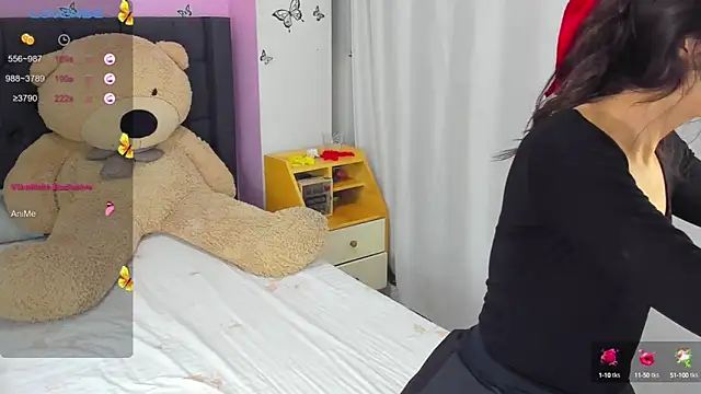 Snapshot of SophiaLiu chatting on 1, 2, 2025 SophiaLiu online show from 1, 2, 2025