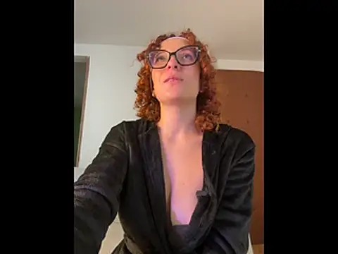 Snapshot of karen_brave chatting on 28, 10, 2025 karen brave online show from 28, 10, 2025