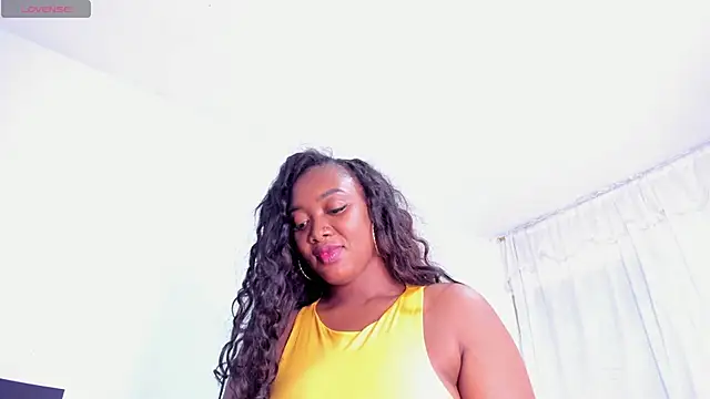 Snapshot of RoxannaBlanche chatting on 6, 2, 2025 RoxannaBlanche online show from 6, 2, 2025