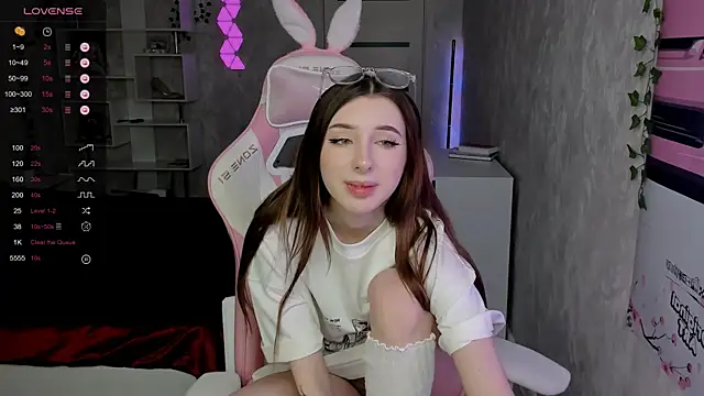 Snapshot of Polly__Hill chatting on 12, 11, 2025 Polly Hill online show from 12, 11, 2025