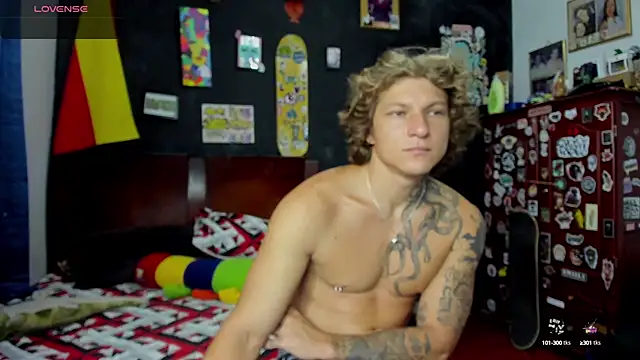 Snapshot of Tom_Krakow chatting on 17, 10, 2025 Tom Krakow online show from 17, 10, 2025