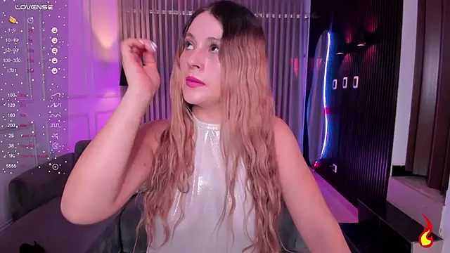 Snapshot of Leah_Grey chatting on 6, 1, 2025 Leah Grey online show from 6, 1, 2025