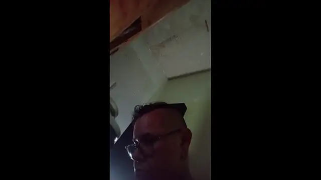 Snapshot of AlanDickson chatting on 4, 11, 2025 AlanDickson online show from 4, 11, 2025