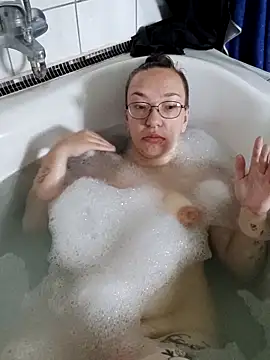 Isabella Geney online show from 10, 10, 2025