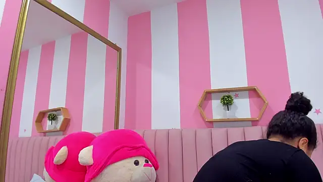 Snapshot of ISABELLA_020 chatting on 12, 9, 2025 ISABELLA 020 online show from 12, 9, 2025