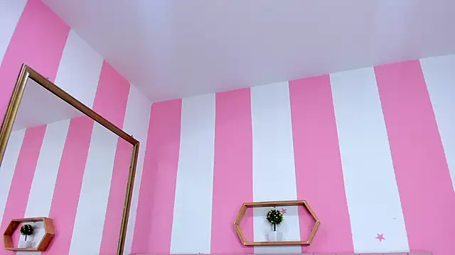 Snapshot of ISABELLA_020 chatting on 15, 12, 2025 ISABELLA 020 online show from 15, 12, 2025