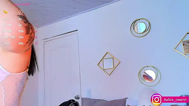 Snapshot of Aliceowenn chatting on 10, 9, 2025 Aliceowenn online show from 10, 9, 2025