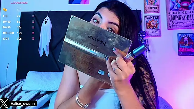 Snapshot of Aliceowenn chatting on 28, 10, 2025 Aliceowenn online show from 28, 10, 2025