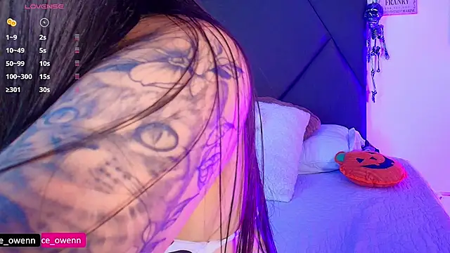 Snapshot of Aliceowenn chatting on 1, 11, 2025 Aliceowenn online show from 1, 11, 2025