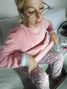 Snapshot of blondyruby chatting on 14, 11, 2025 blondyruby online show from 14, 11, 2025