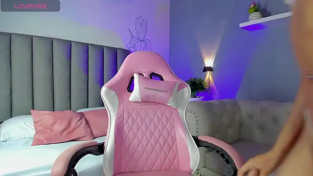 Snapshot of atenea_jones chatting on 4, 12, 2025 atenea jones online show from 4, 12, 2025