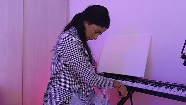 Yues050600 online show from 14, 12, 2024