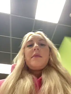 Snapshot of MerlinDave chatting on 22, 9, 2025 MerlinDave online show from 22, 9, 2025