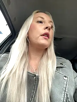 Snapshot of MerlinDave chatting on 28, 9, 2025 MerlinDave online show from 28, 9, 2025