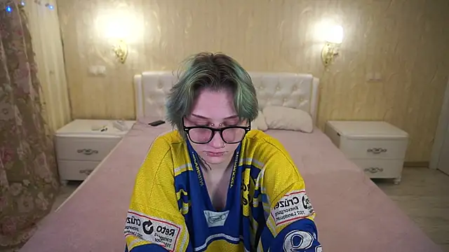 Snapshot of LunaaMayy chatting on 4, 2, 2026 LunaaMayy online show from 4, 2, 2026