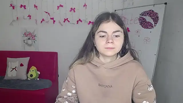 Snapshot of TinaRedly chatting on 4, 5, 2026 TinaRedly online show from 4, 5, 2026